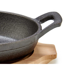 SMALL OVAL CAST IRON PAN W/ BAMBOO TRAY